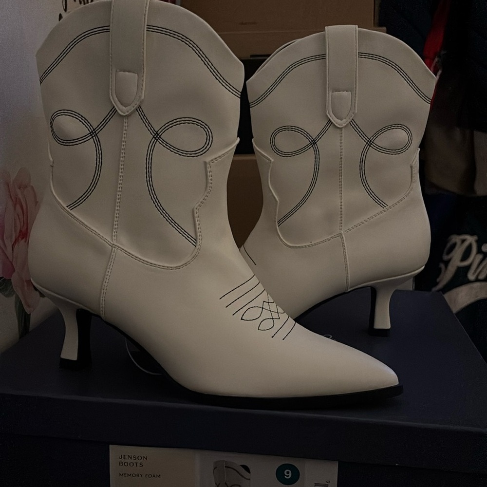 Brand new with tag boots to big for me